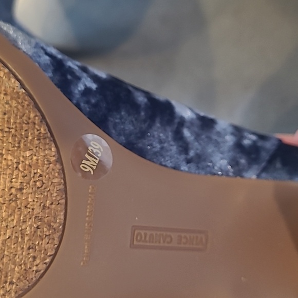 Vince Camuto crushed velvet heeled booties. Size 9 - Picture 4 of 8